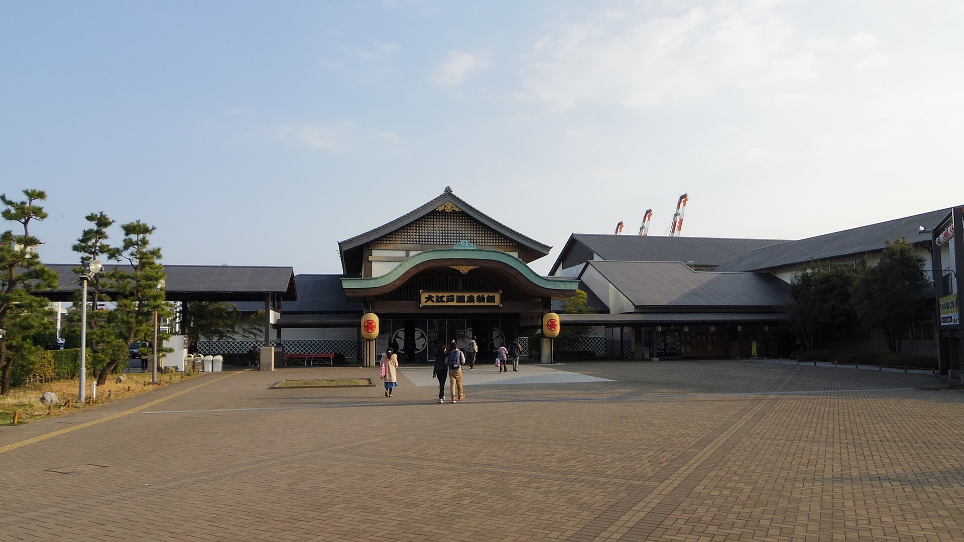 長野縣阿智村嘅山間溫泉酒店建築，背景係夜空同星空