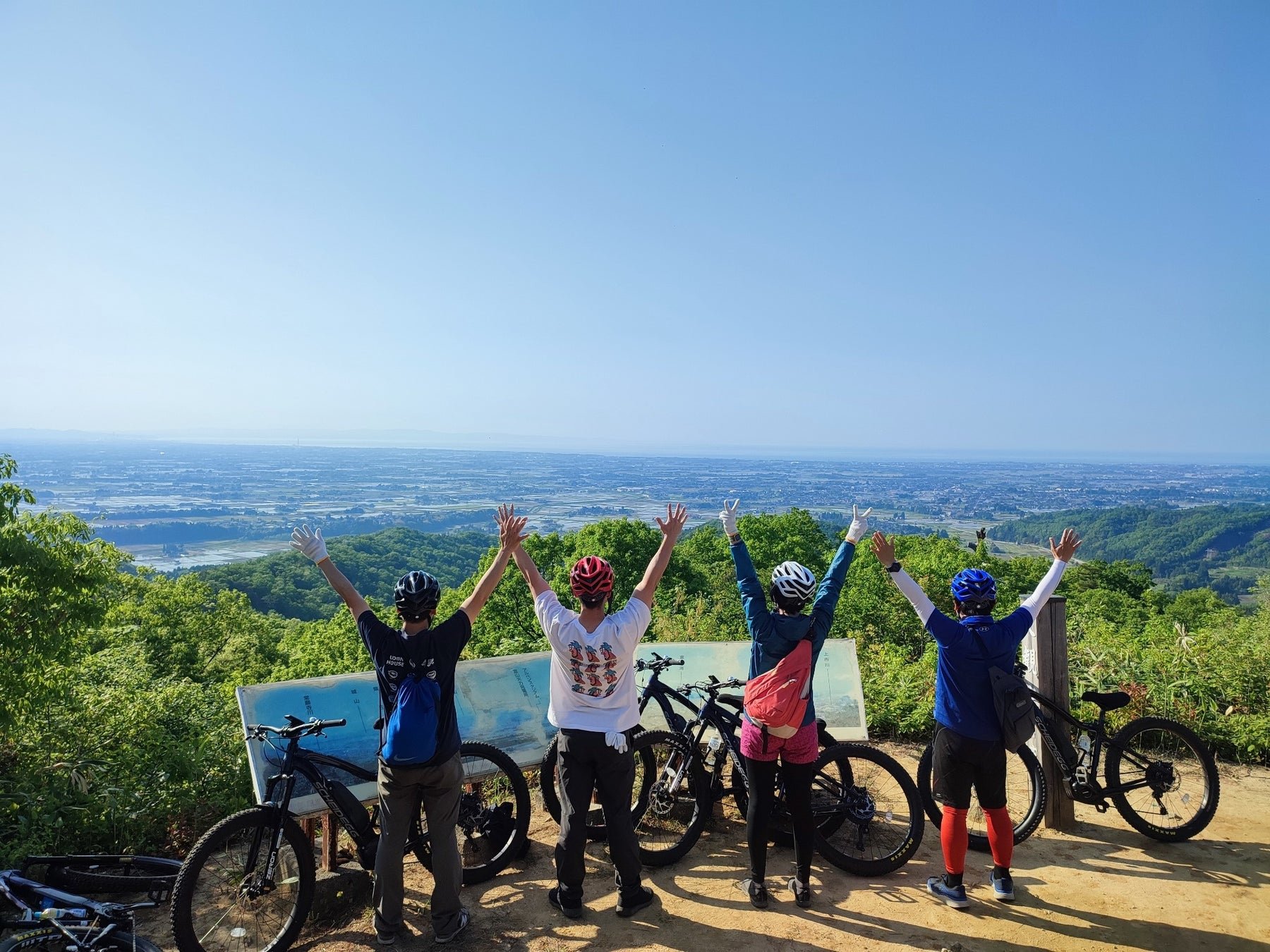 E-MTB 穿行里山嘅單車道，係「里山マウンテンバイクツーリズム」嘅代表場景