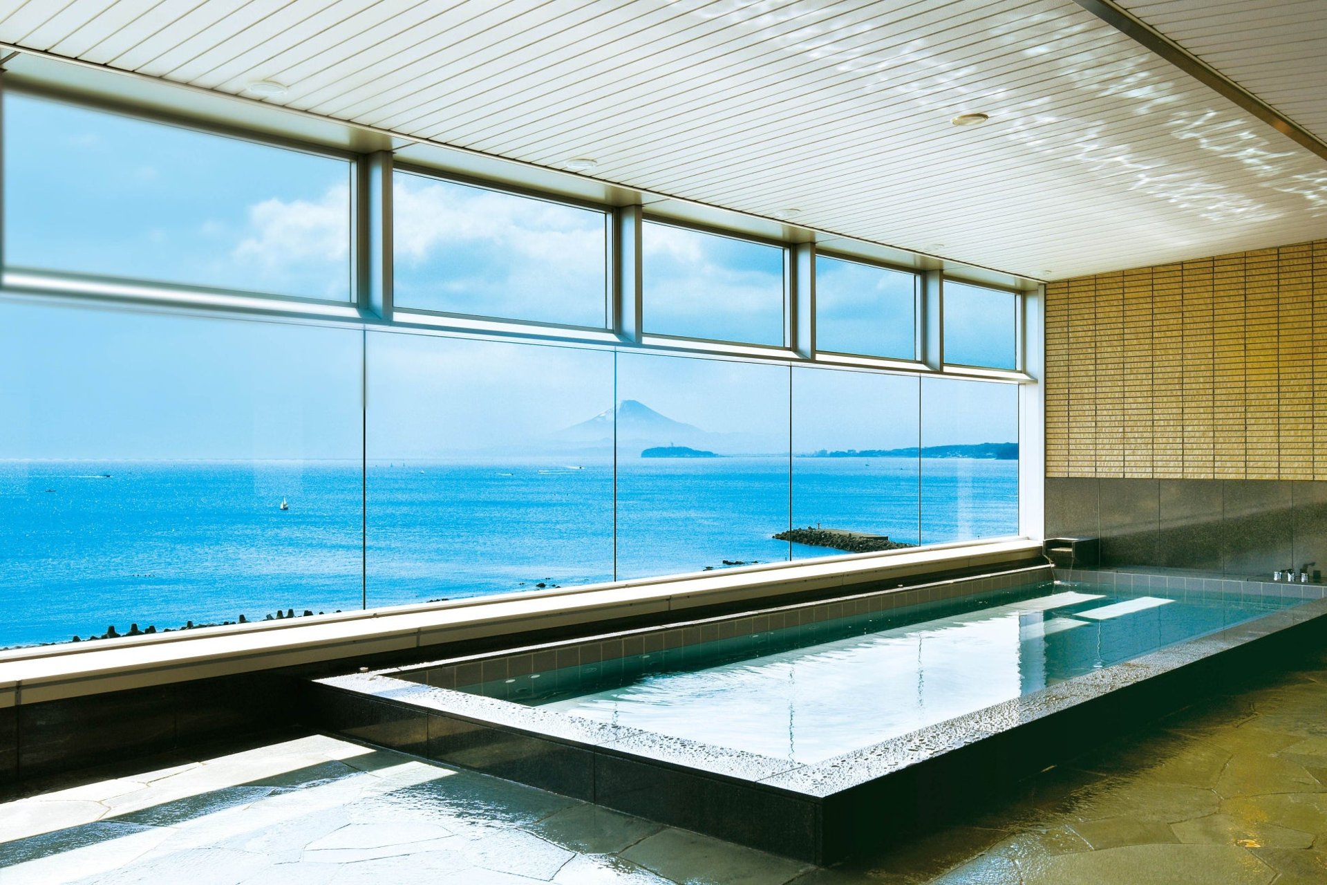 葉山海嘅酒店最高層「Horizon Onsen」大浴場，可望相模灣同富士山