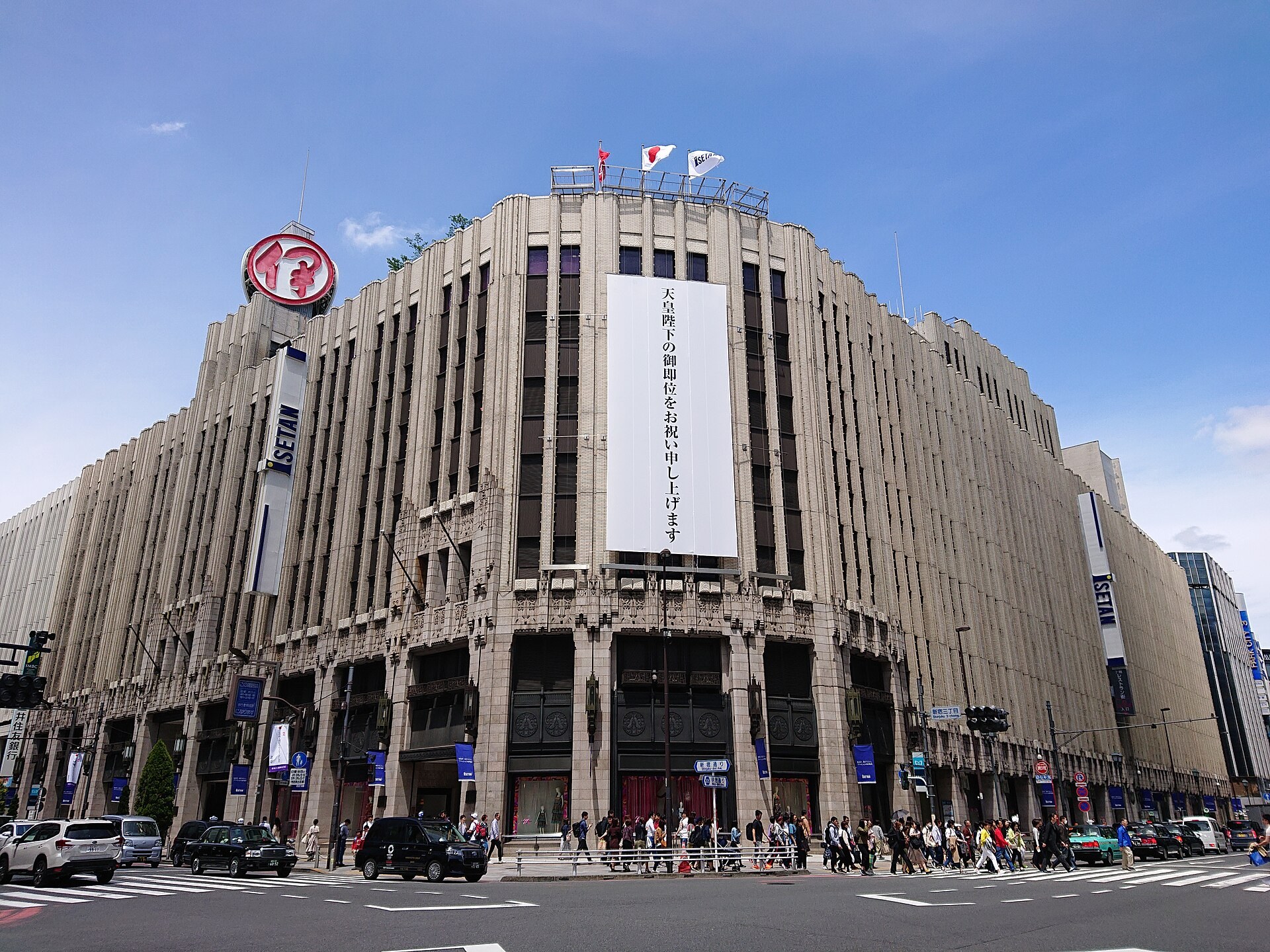 日式百貨海產展攤位,陳列各式新鮮魚介、蒲燒鰻魚及壽司,燈光亮麗