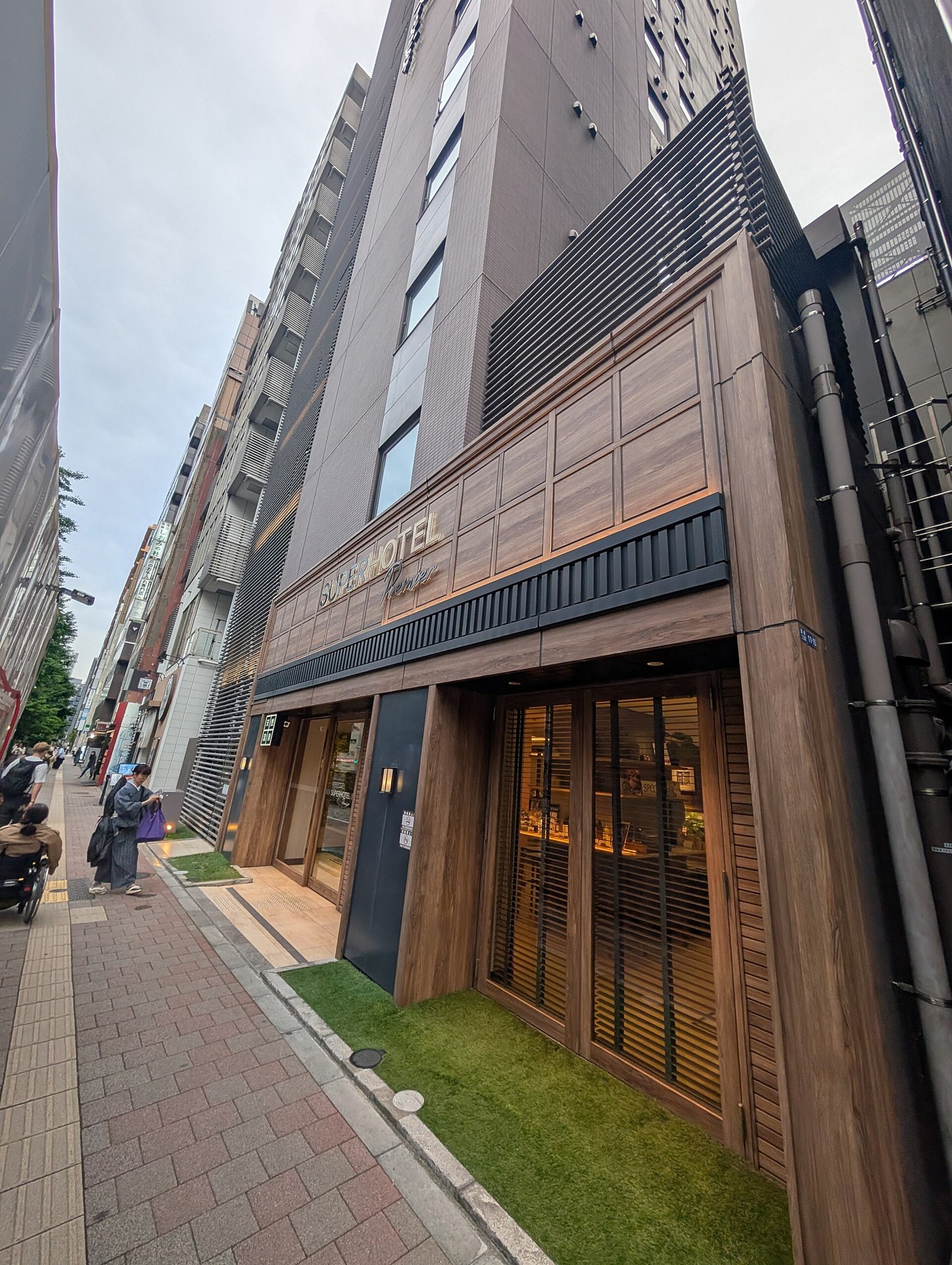 日本酒店前台,電腦螢幕顯示電郵通知,無人,示意圖片