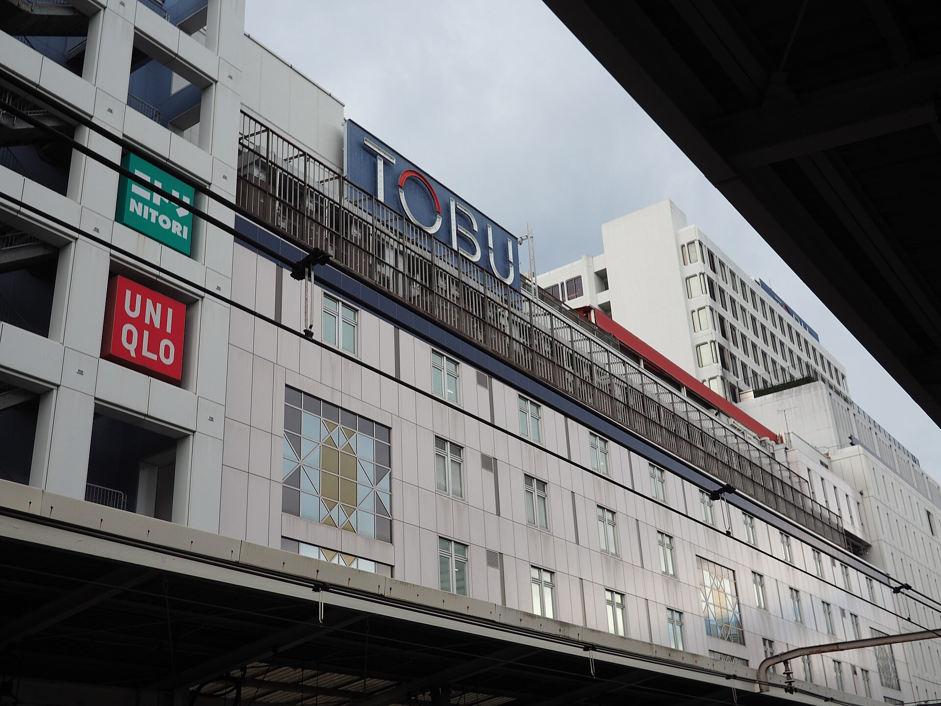 百貨店美食展攤位上陳列嘅品牌牛肉、季節甜點同地方特色食品