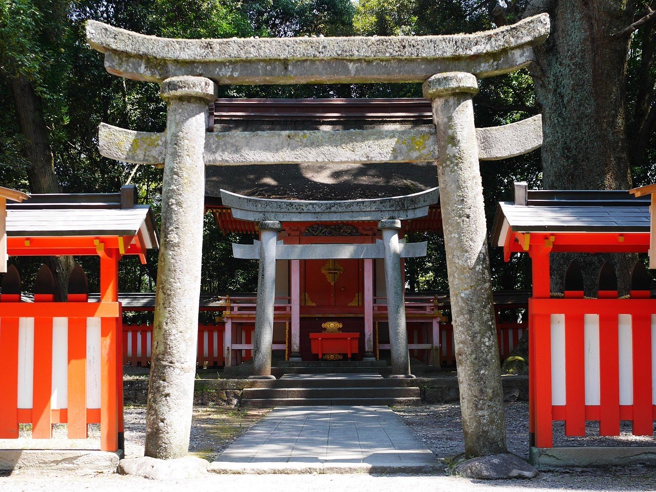 お三の宮日枝神社境内嘅「神JAZZ」活動現場，神社主舞台有爵士樂隊演出，觀眾喺神社境內觀看（示意圖）