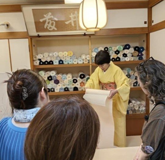 池之端老字號呉服店「座賣」傳統展示,客人店內近距離接觸傳統工藝(きもの池之端藤井)