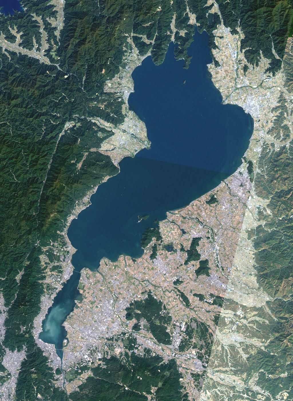 單車沿琵琶湖湖岸行駛，湖畔風景，遠處無行人