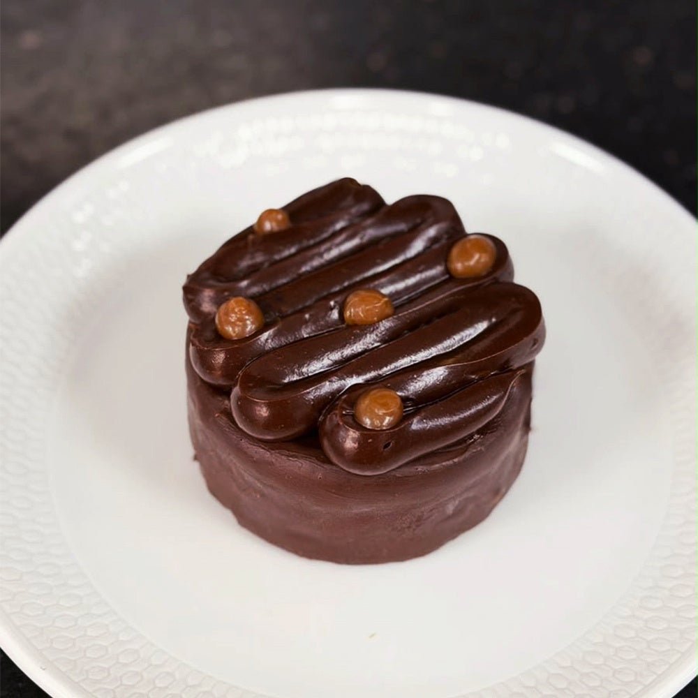 ザ・サヴォイ酒店Chocolate スコフ,比scone更幼滑嘅麵團外層巧克力、頂住鹽焦糖ganache