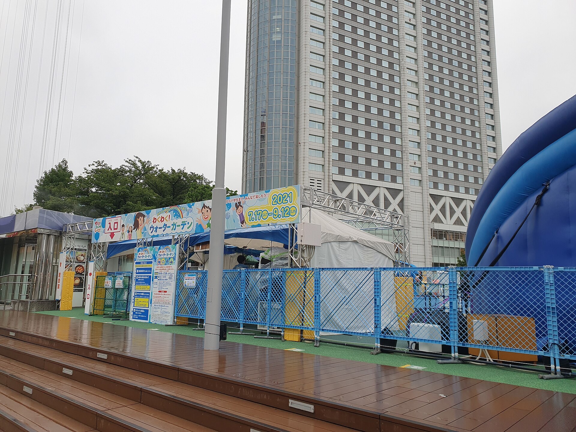 東京巨蛋城 Prism Hall 外圍一帶，周邊餐飲店門口陳列附謎語嘅杯墊。