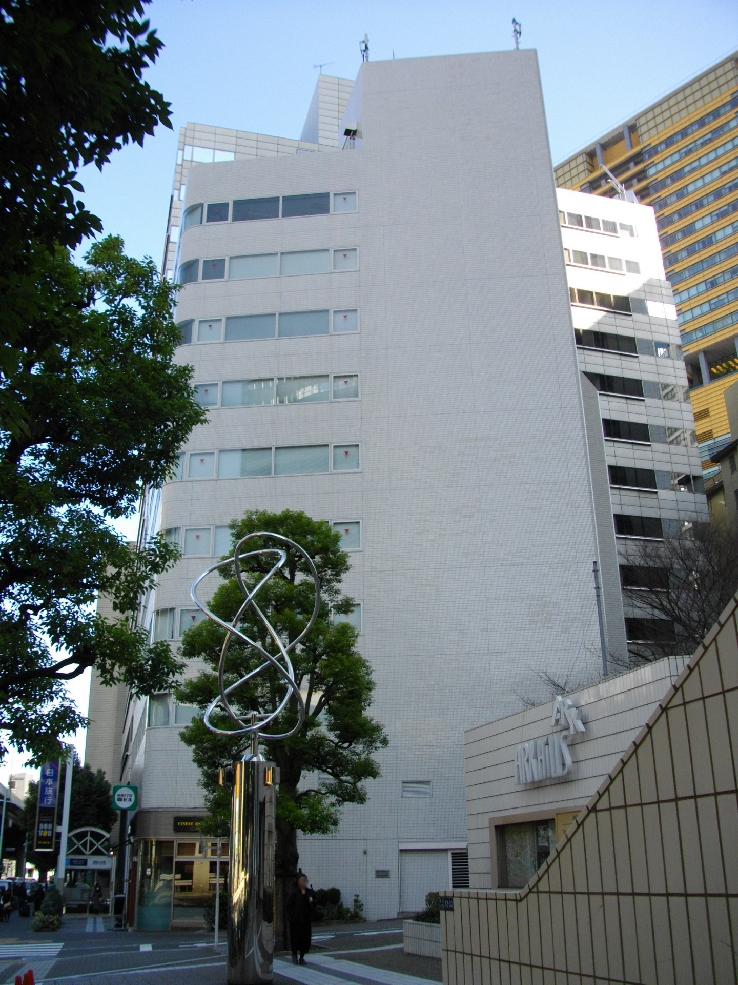AKARK Karayama 廣場嘅約6米高紅白主題生木聖誕樹，配合金色燈光，周圍係現代玻璃辦公樓